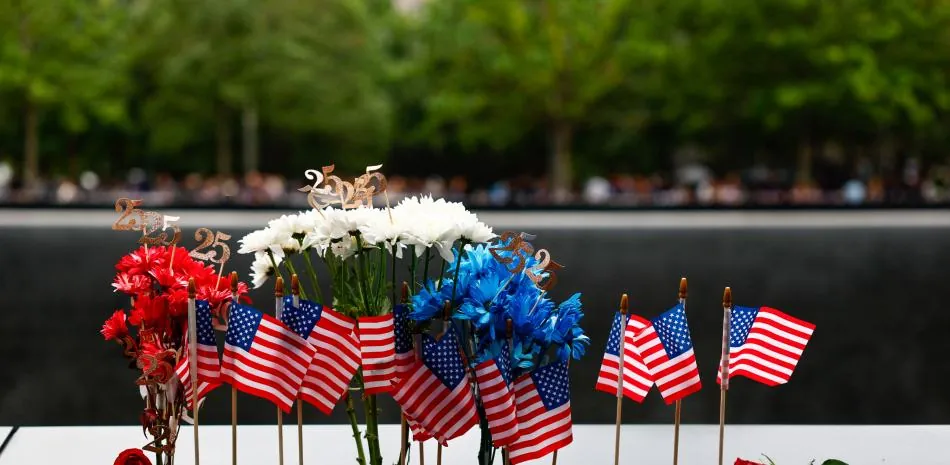 Nueva York conmemora a víctimas del 11 de septiembre a 25 años del ataque