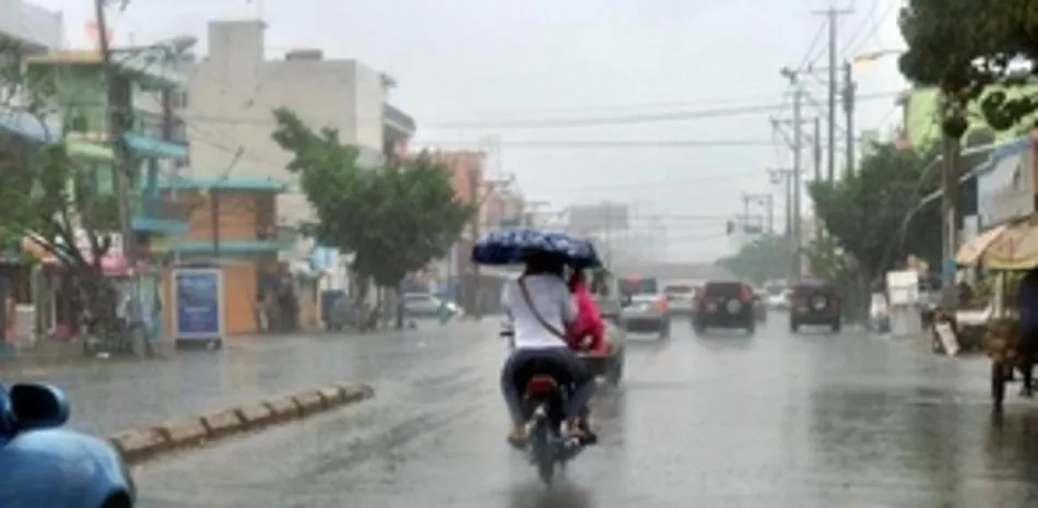Onda tropical y vaguada provocarán aguaceros este jueves; seguirá el calor