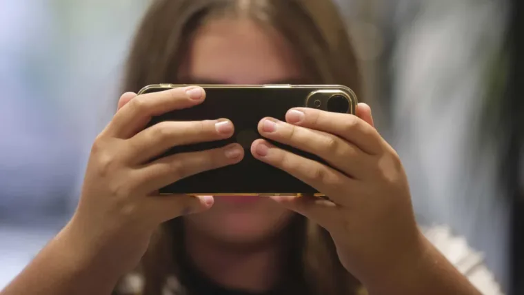 ONG y expertos se oponen a prohibir las redes sociales a los