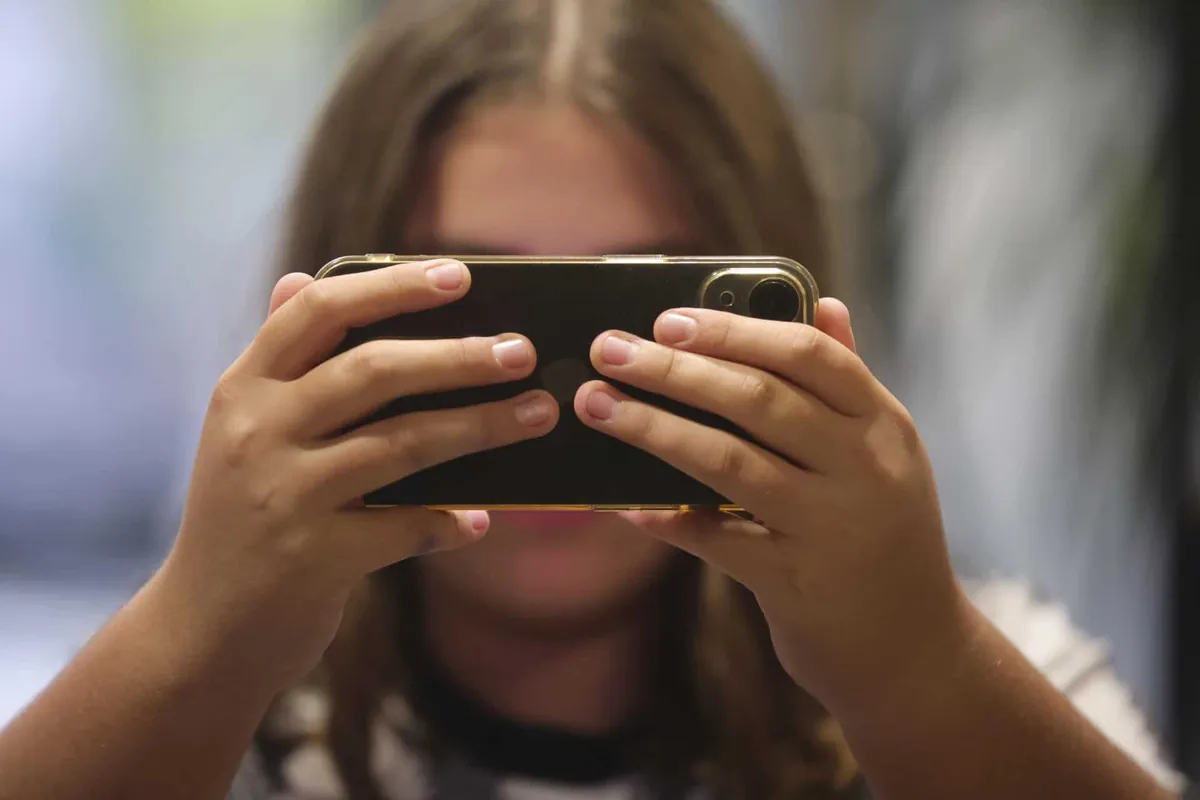 ONG y expertos se oponen a prohibir las redes sociales a los menores en la UE