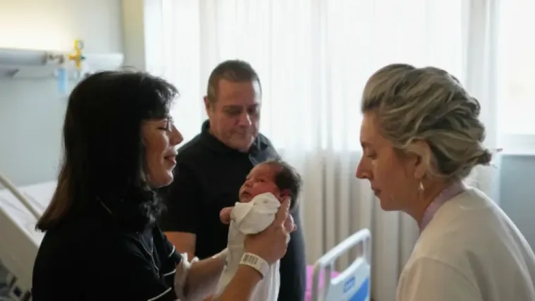 Pareja griega da la bienvenida a una hija nacida de un