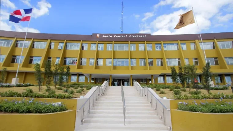 Pareja trans se casa legalmente en RD: JCE explica por qué el