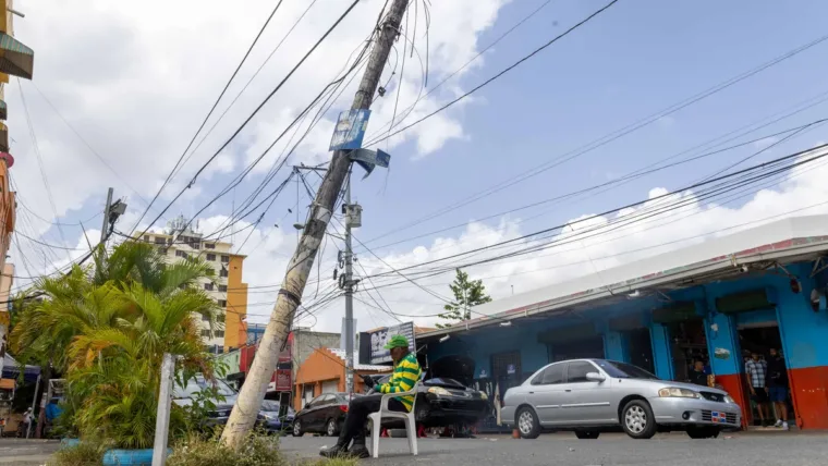 Peligro por poste de luz en Villa Juana