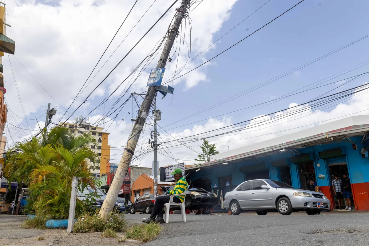 Peligro por poste de luz en Villa Juana