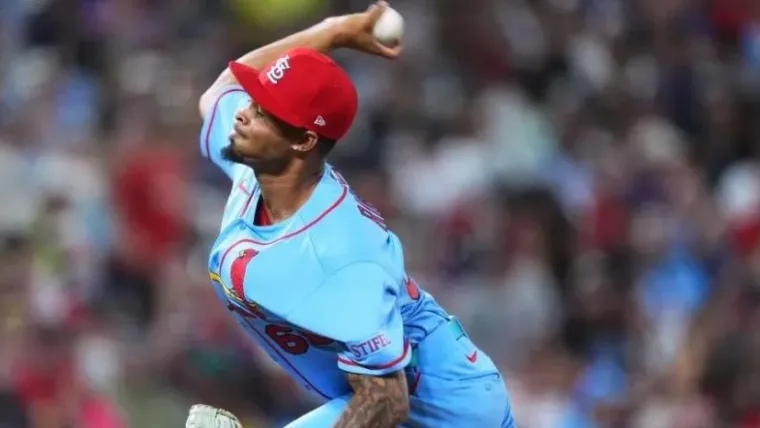 Peloteros de Cardenales y Rockies se inclinan gorra tras