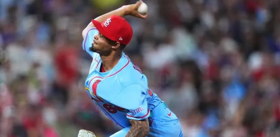 Peloteros de Cardenales y Rockies se inclinan gorra tras desplante de árbitro ante novato dominicano