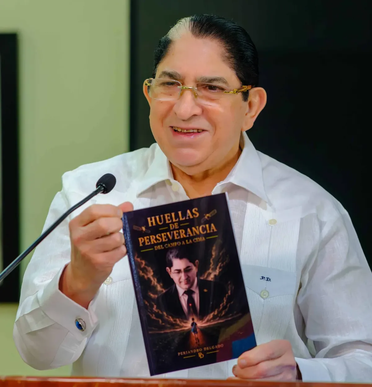 Periandro Delgado presenta su libro "Huellas de perseverancia: del campo a la cima"