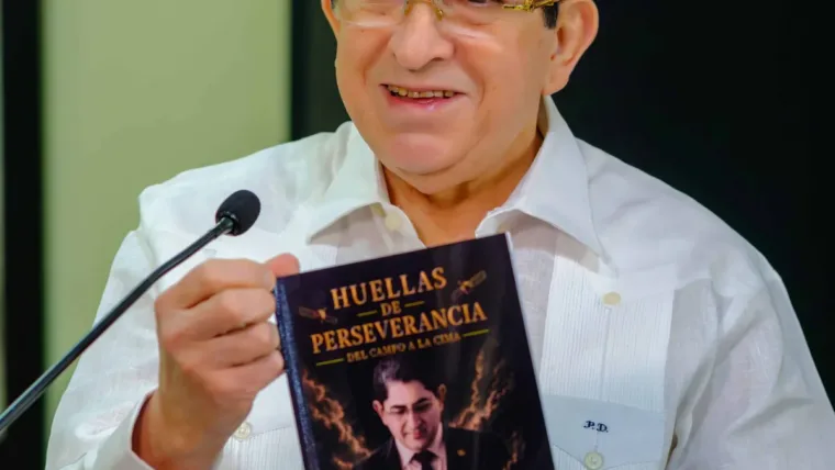Periandro Delgado presenta su libro "Huellas de