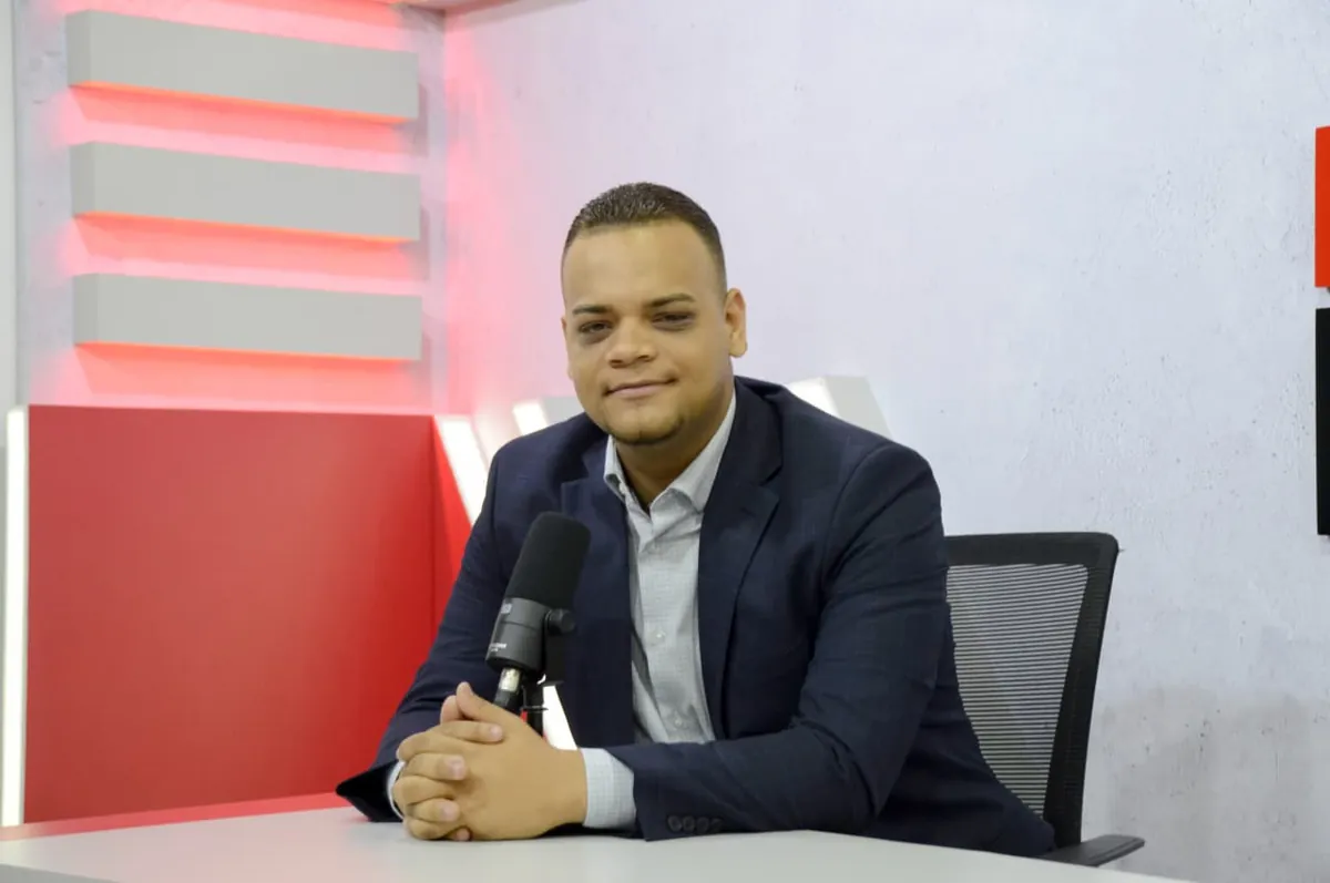 Periodista Ronald Taveras pide a Abinader atender crisis de movilidad urbana durante agenda en Santiago