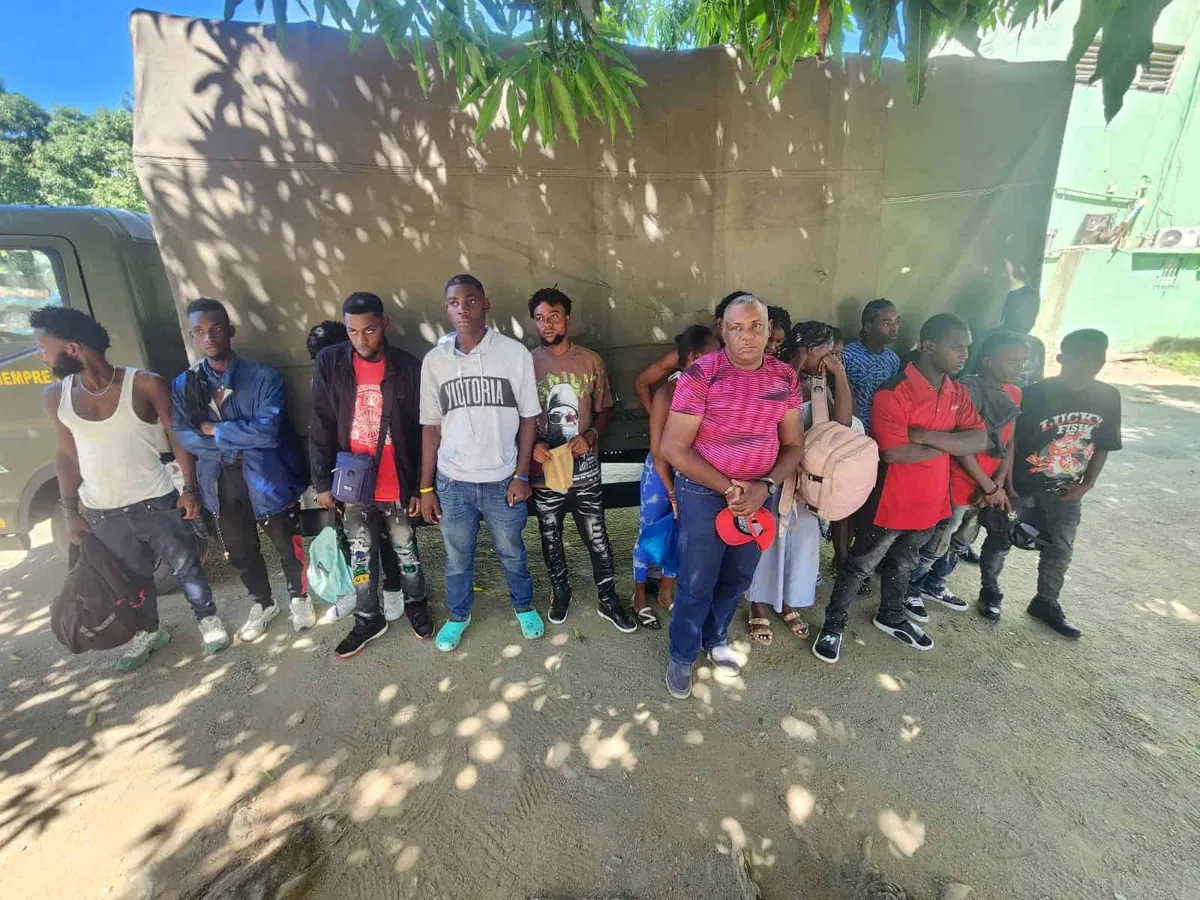 Persecución en Santiago Rodríguez termina con el apresamiento de conductor y 17 haitianos