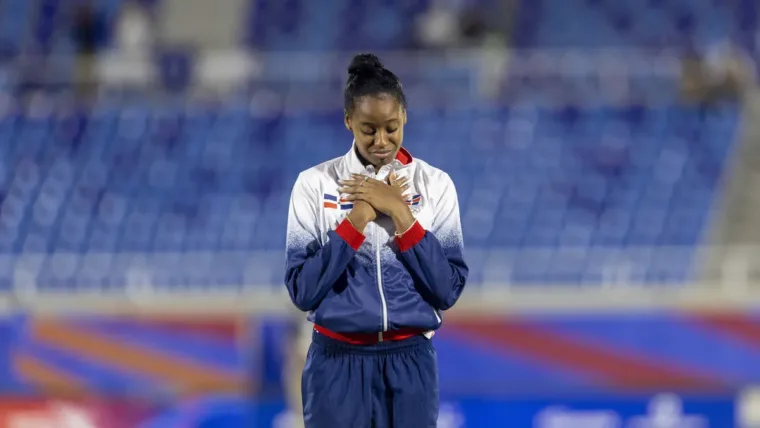 Pese a los momentos difíciles, la saltadora Evelina Minaya
