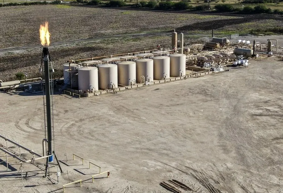 Petróleo de Texas sube 4,2 %, hasta 104 dólares, tras