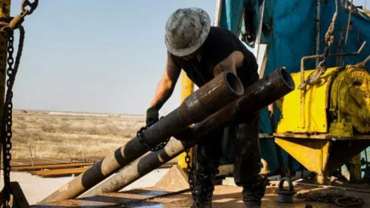 Petróleo de Texas sube 6% y cierra en 102.48 dólares