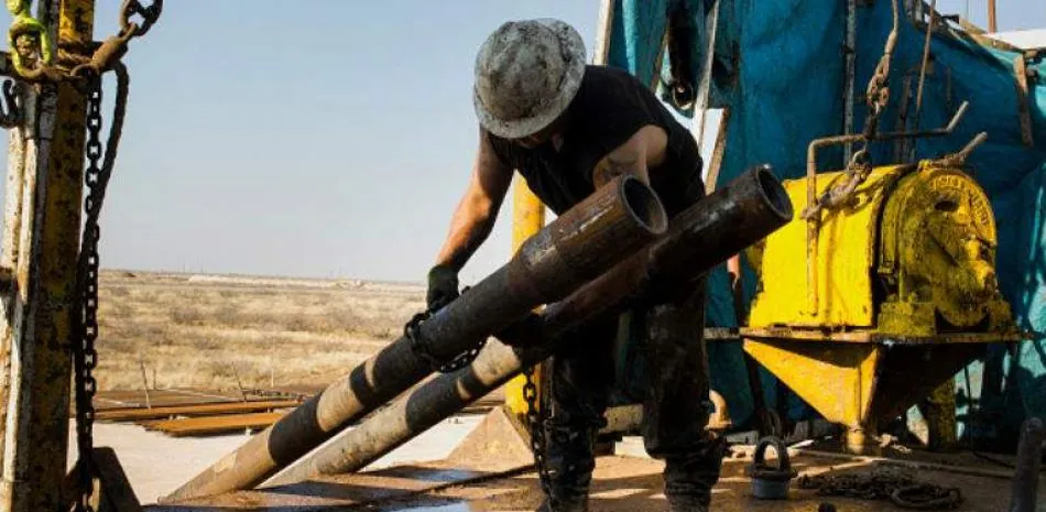 Petróleo de Texas sube 6% y cierra en 102.48 dólares