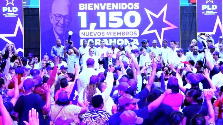 PLD juramenta a 1,150 nuevos miembros durante acto en Barahona