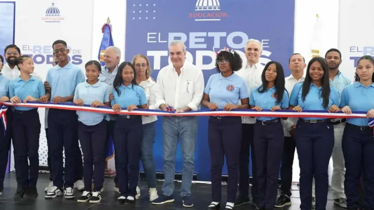 Presidente Abinader inaugura techado en Cambita Garabito que