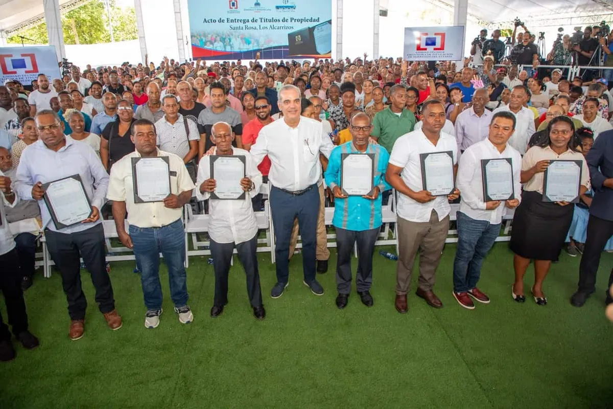 Presidente Abinader: "Los títulos del Gobierno son para la gente que ha vivido ahí"