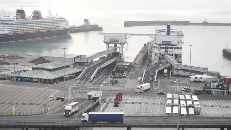 Protesta bloquea puerto de Dover y genera largas retenciones