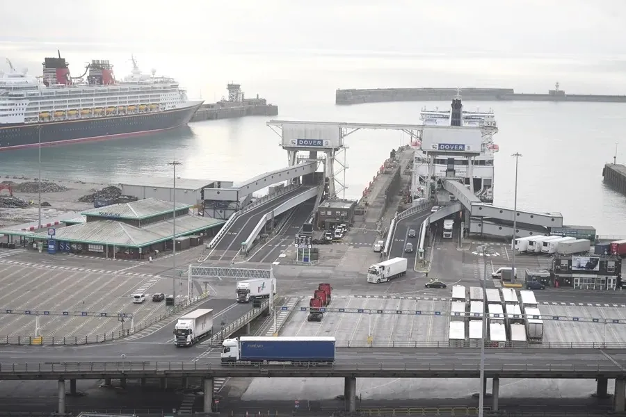 Protesta bloquea puerto de Dover y genera largas retenciones en Inglaterra
