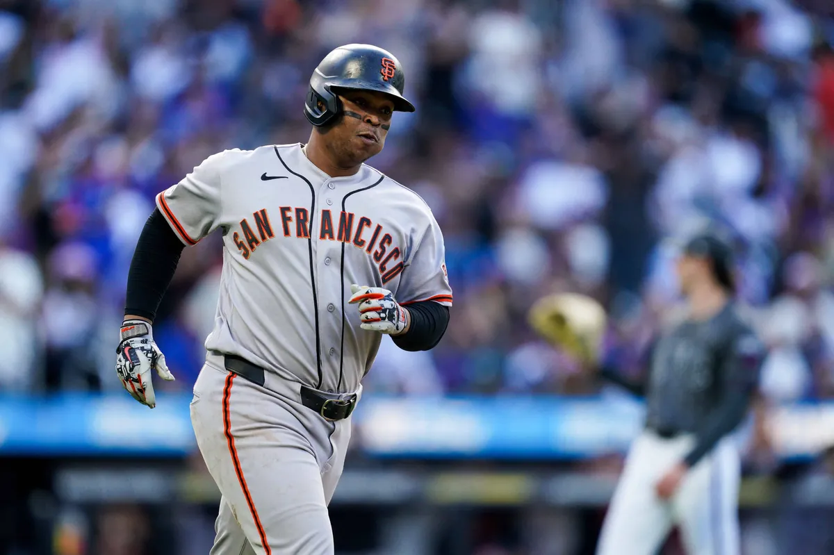 Rafael Devers conecta dos vuelacercas en el triunfo de los Gigantes