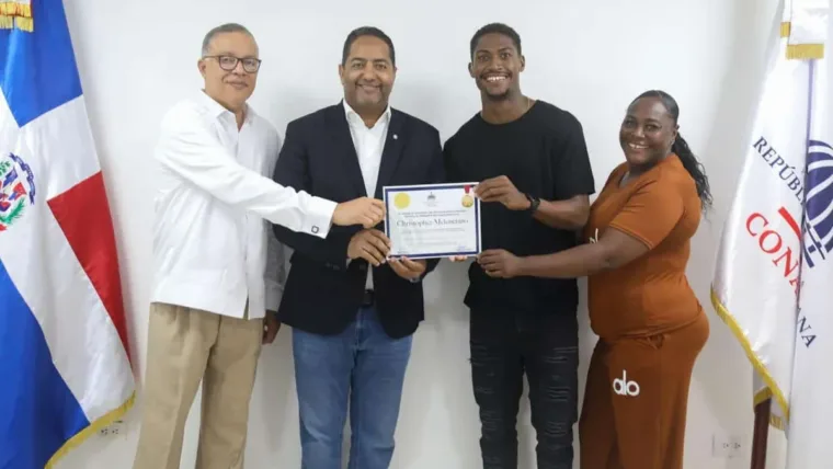 Reconocen a Christopher Melenciano tras conquistar oro en los