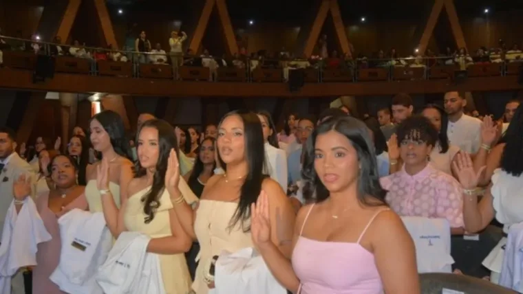 Rector de la UASD impone batas blancas a 483 estudiantes que