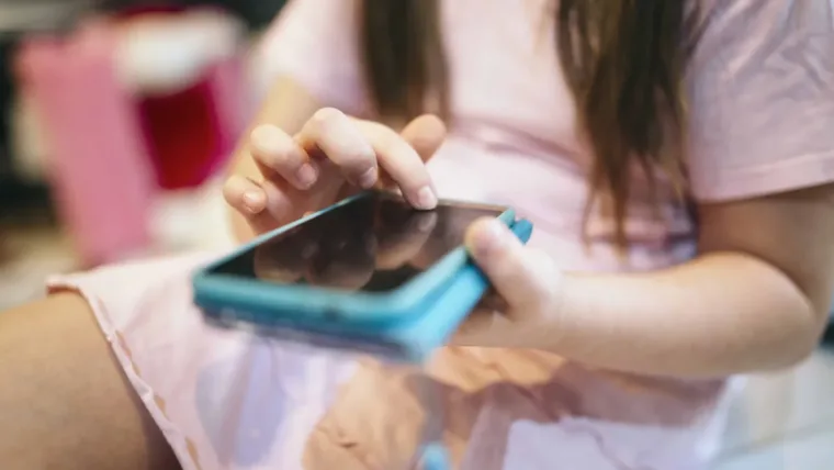 Reino Unido busca bloquear imágenes sexuales en celulares de