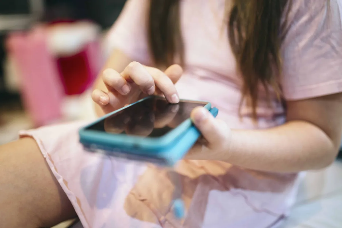Reino Unido busca bloquear imágenes sexuales en celulares de menores; RD registra alta incidencia