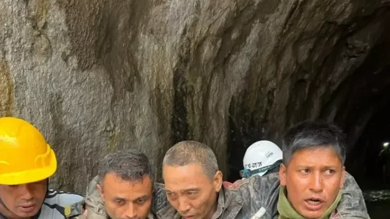 Rescatan a un chino y una mujer de 64 años en Nepal en el