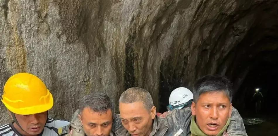 Rescatan a un chino y una mujer de 64 años en Nepal en el undécimo día tras riada