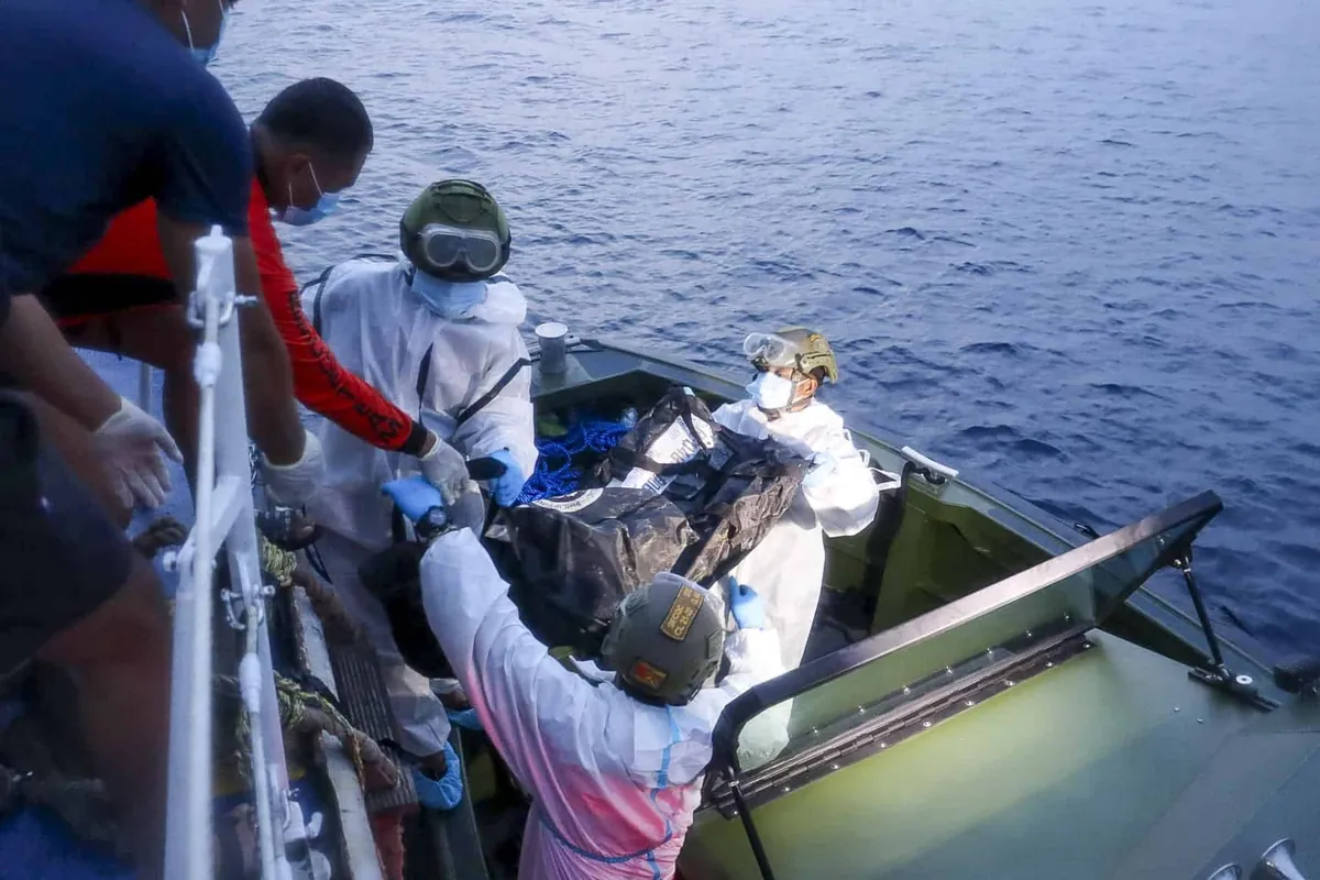 Rescatistas recuperan 30 cadáveres en primera inspección del ferry incendiado en Filipinas