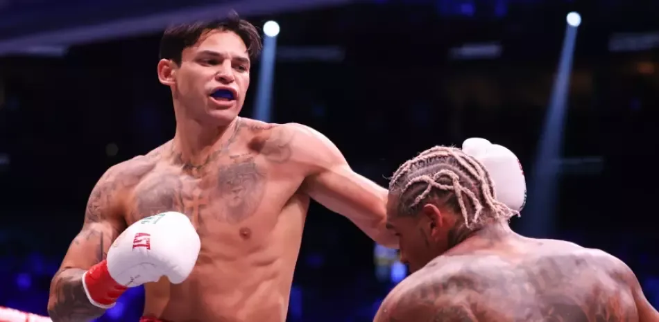 Ryan Garcia noquea en el segundo a Conor Benn y defiende el título wélter del CMB