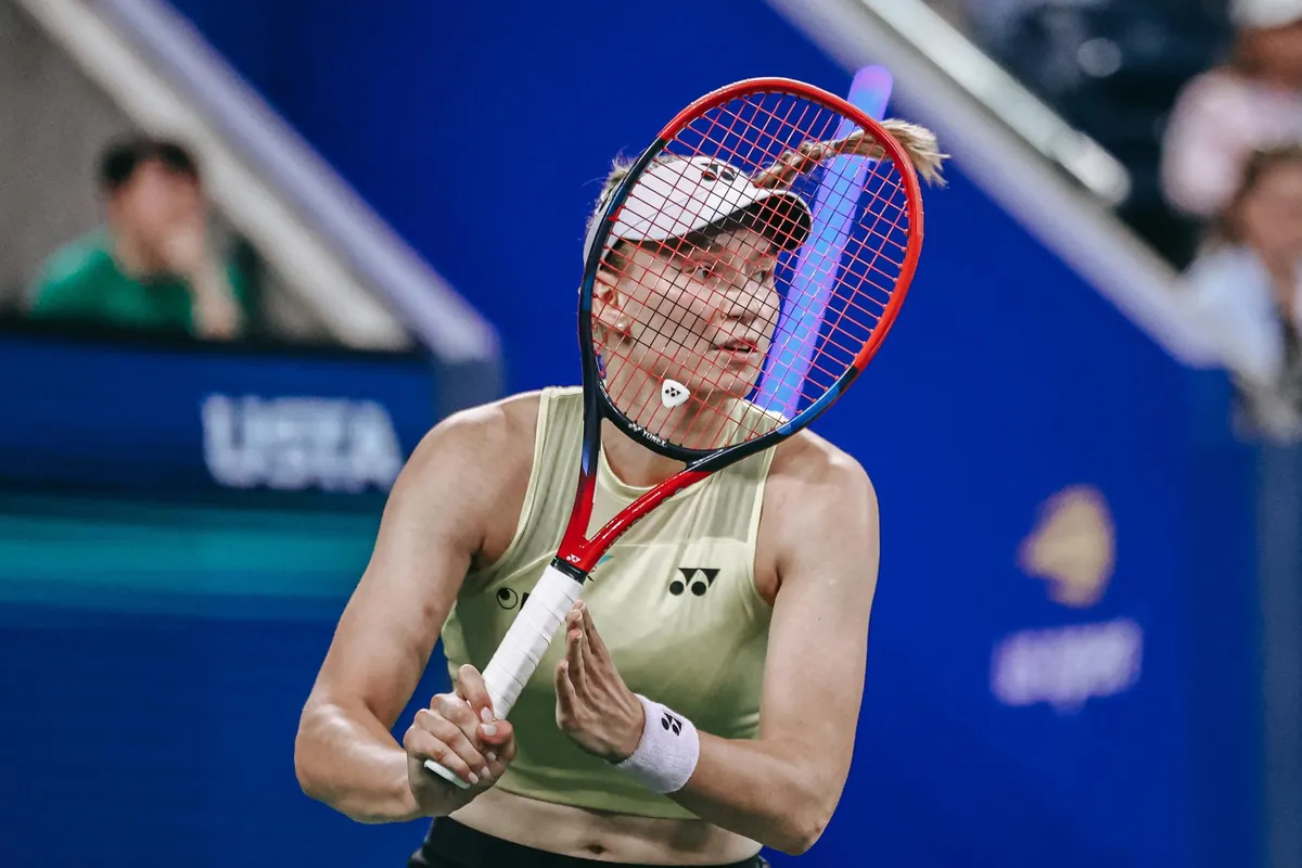 Rybakina elimina a Osaka y queda a una victoria de asaltar el número 1 de la WTA