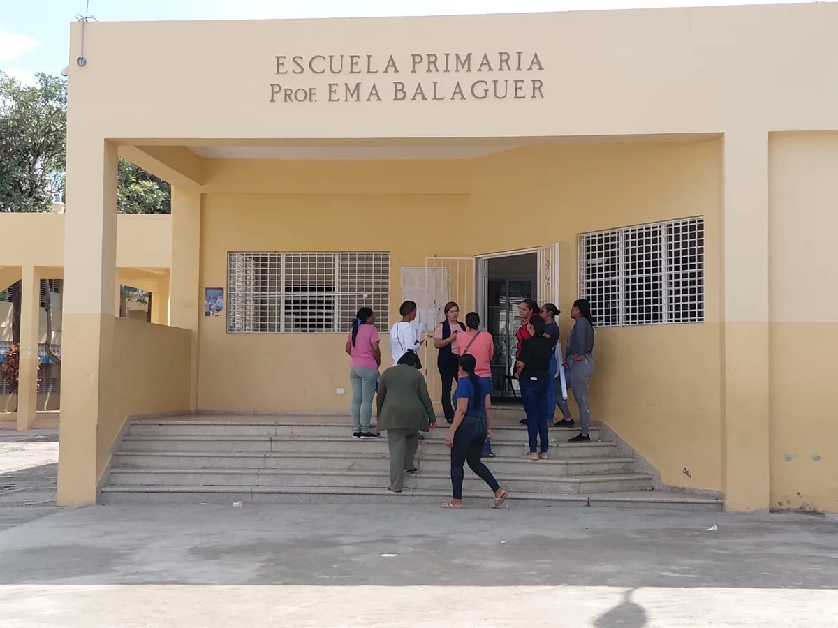 ¡Se agotó la paciencia! Padres de Santiago exigen al Gobierno concluir escuelas intervenidas