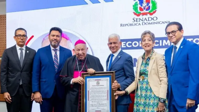 Senado reconoce a monseñor De la Rosa y Carpio