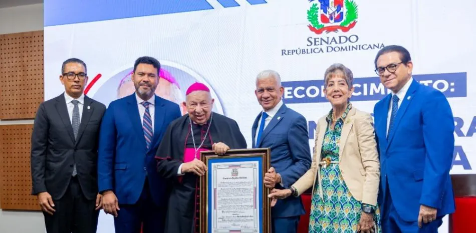 Senado reconoce a monseñor De la Rosa y Carpio