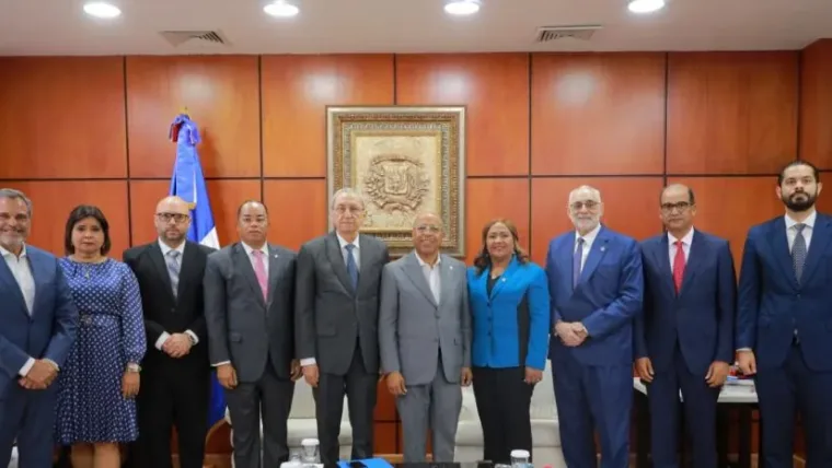 Subero Isa entrega a Cámara de Diputados proyecto de ley para