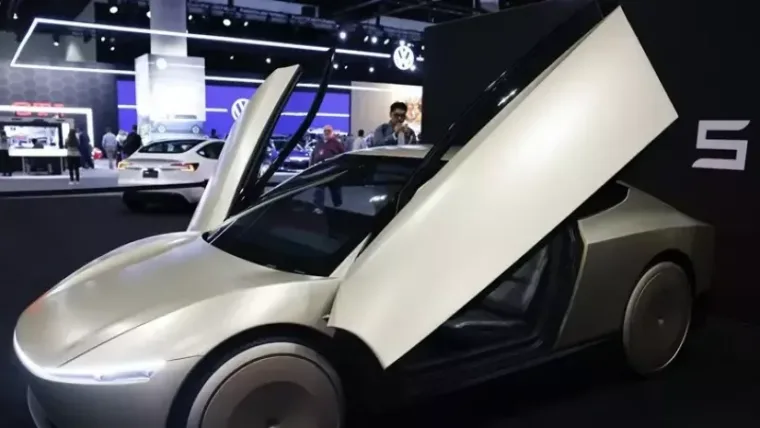 Tesla lanza un vehículo sin pedales ni volante para servicios