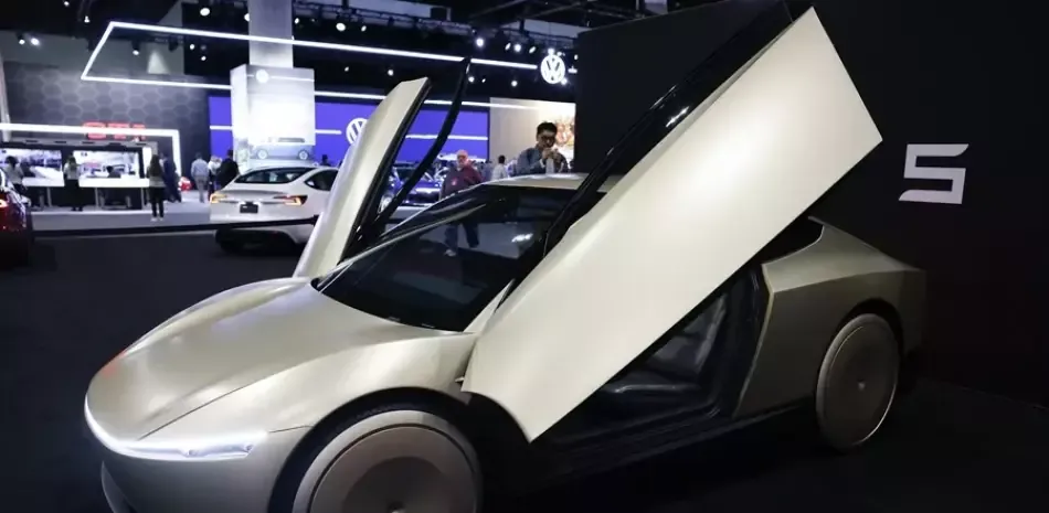 Tesla lanza un vehículo sin pedales ni volante para servicios de taxi sin conductor