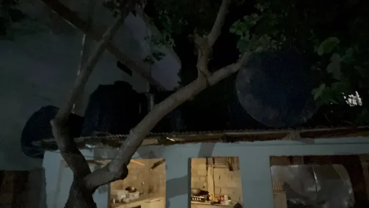 Tinacos caen y provocan daños en la cocina del Cuerpo de