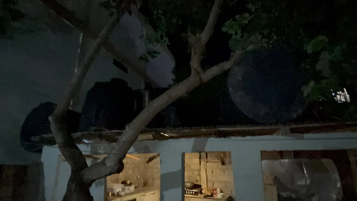 Tinacos caen y provocan daños en la cocina del Cuerpo de Bomberos de Dajabón