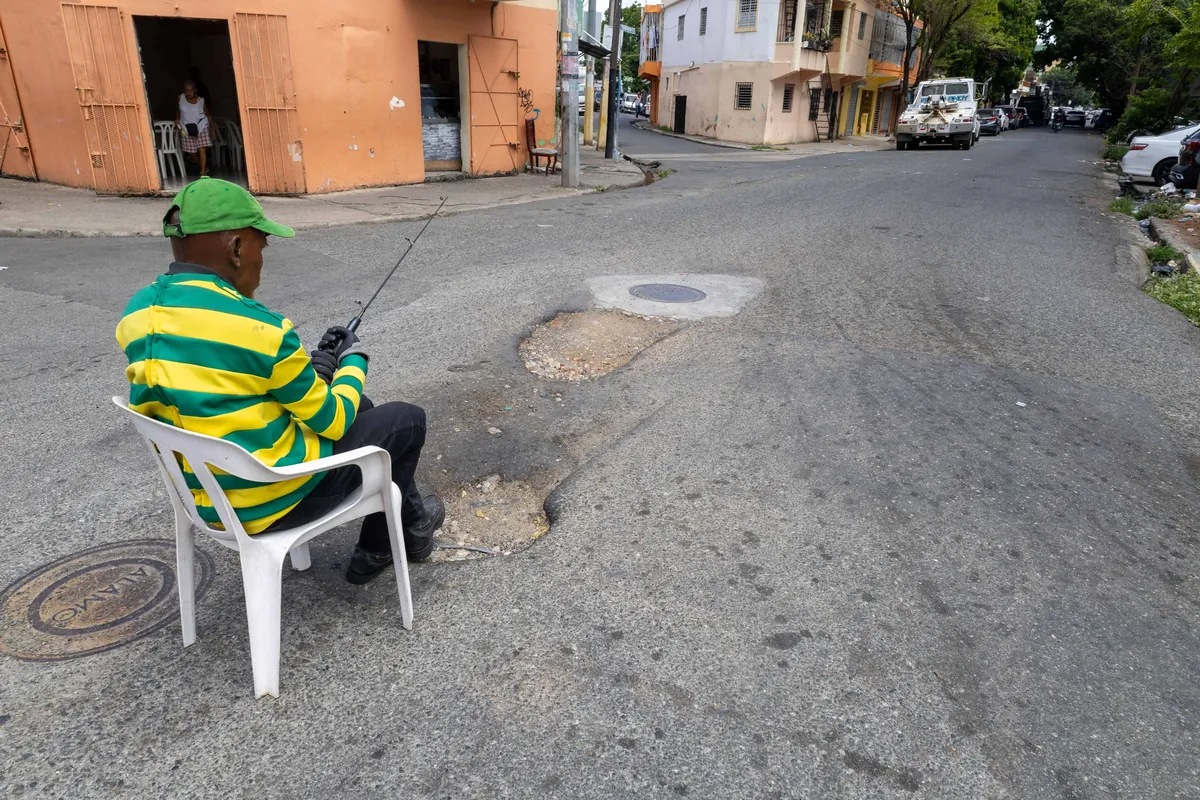 Trabajos de la Caasd dejan desnivel en calle de Villa Juana