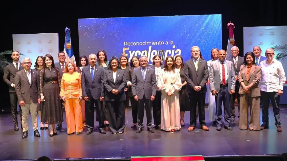 Tribunal Constitucional reconoce a 27 colaboradores por su excelencia y compromiso