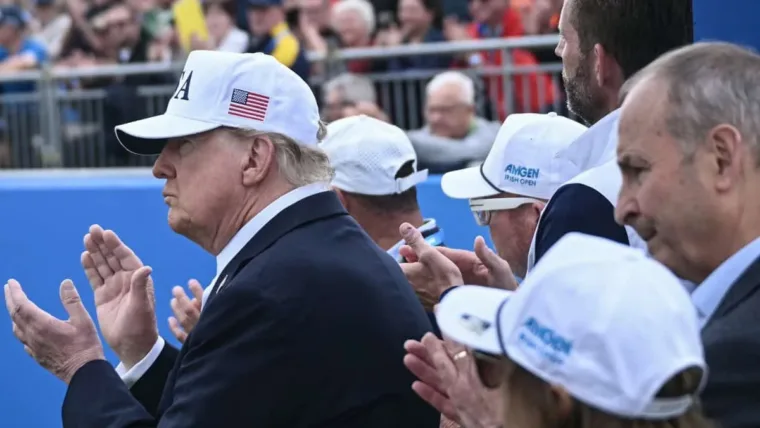 Trump aparca la política y asiste a un torneo de golf en su