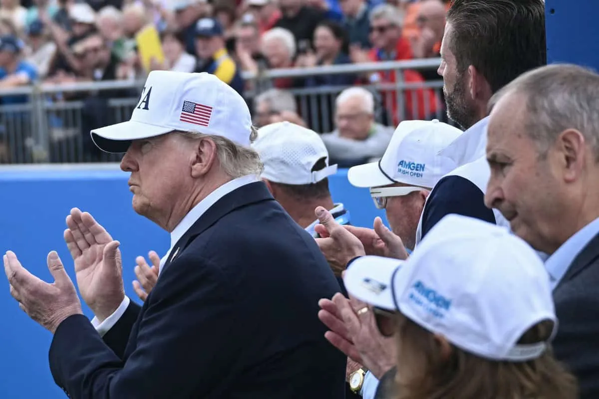 Trump aparca la política y asiste a un torneo de golf en su último día de viaje a Irlanda