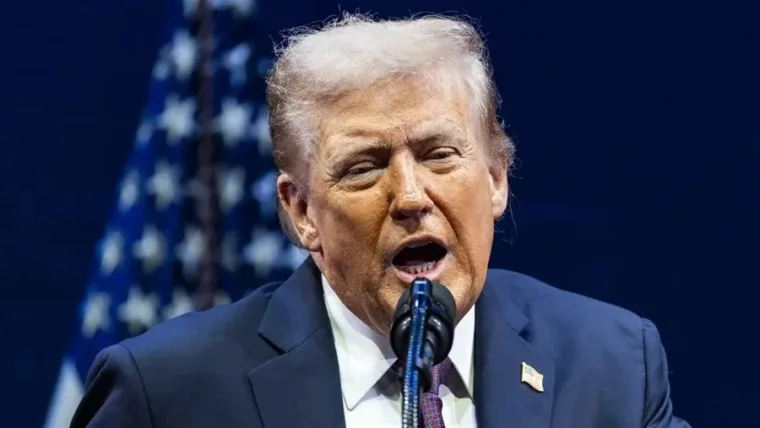 Trump dice que la IA no necesita más control que tenerlo a él