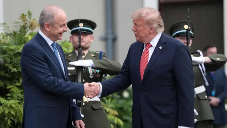 Trump dice que querría ver la reunificación de Irlanda y que