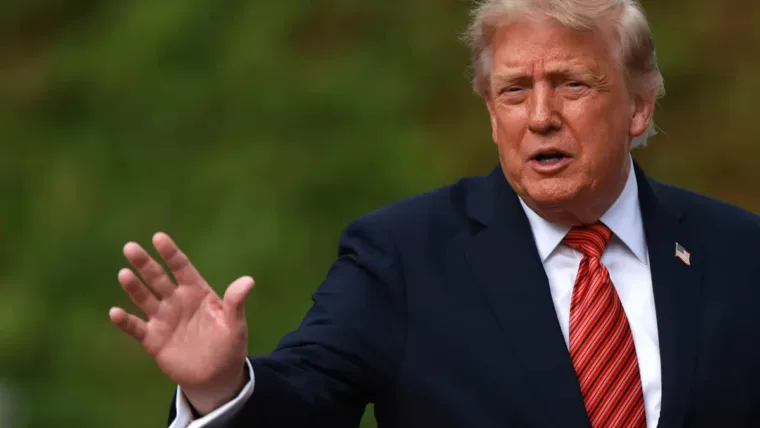 Trump promete eliminar los aranceles al whisky irlandés