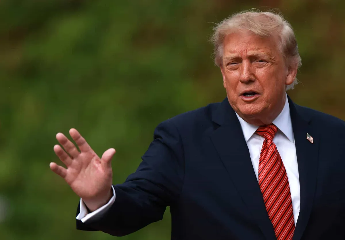 Trump promete eliminar los aranceles al whisky irlandés durante su visita a Irlanda