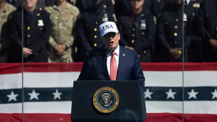 Trump regaló 135,000 dólares en efectivo a tres de sus